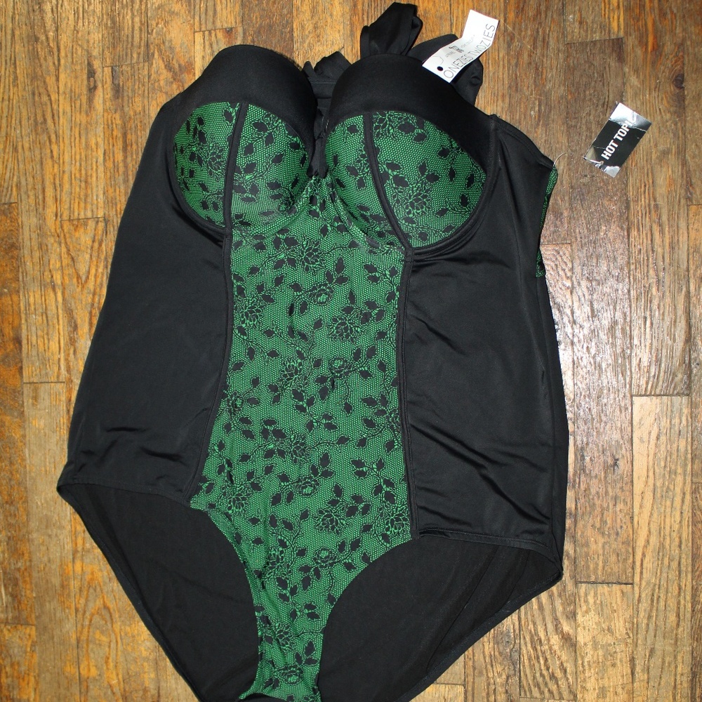 Hot Topic. Push-up Padded Bra One Piece Swimsuit.  Sz. 4X